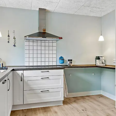 3 Bedroom Beautiful In Semesterbostad *